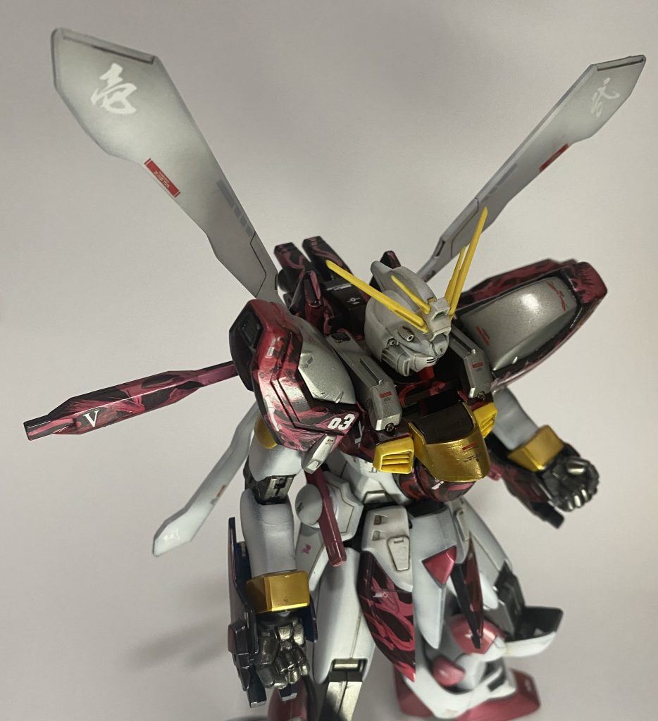 背中のスラスターには漢字でナンバリングがされています。本来は夢幻泡影だったんですがデカールがイマイチだったので変更。