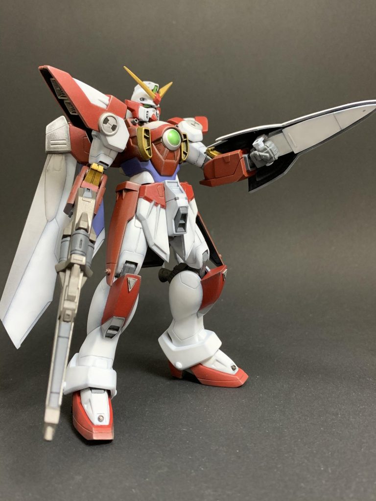 シールド裏に蓋をして、持ち手をつけたことで、シールドを手持ちできます。蓋は外せるので、バード形態時には元通り機首にできるのですが、塗装はげが怖いので、バード形態へは変形させていません。