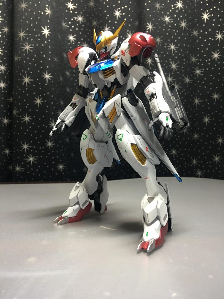 腕部200㎜砲装備。バルバトスは射撃武器似合わないですね。