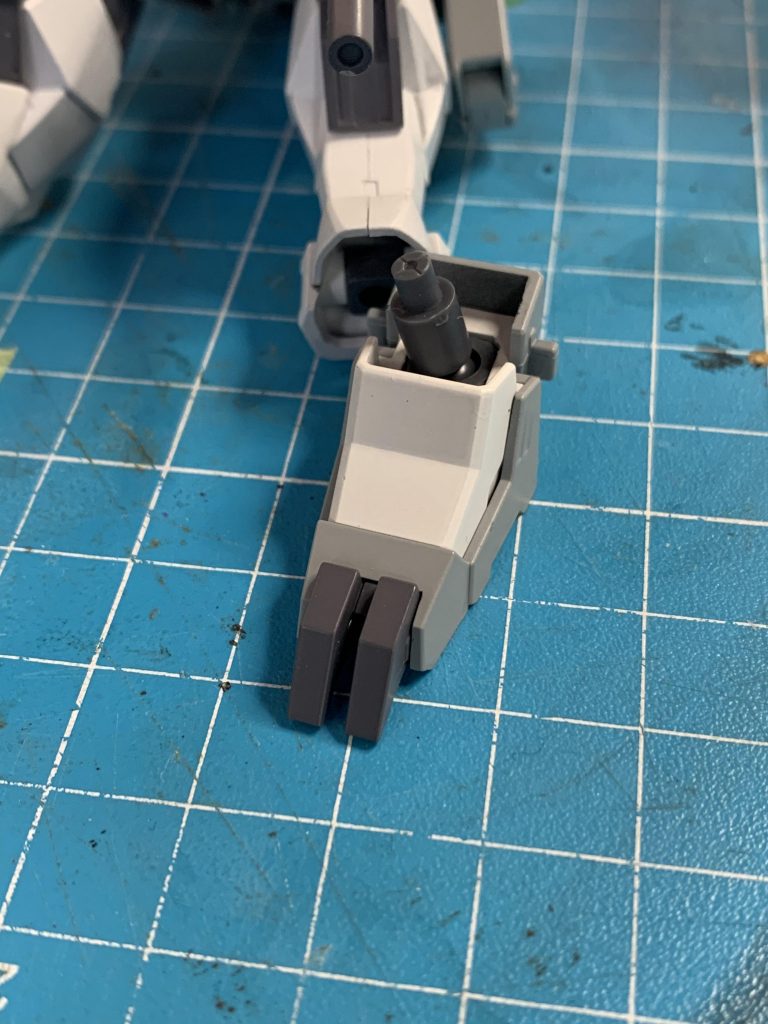 足の接続はコトブキヤのジョイントセットを活用。