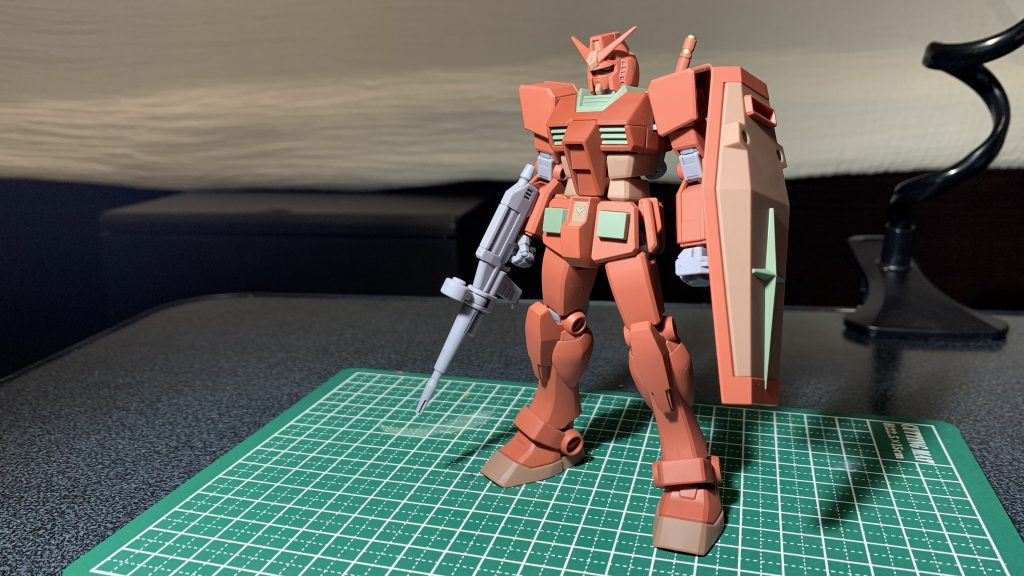 バルカン等部分塗装をガンダムマーカー ゴールドで筆塗り＋スミ入れ＋つや消しを行い、