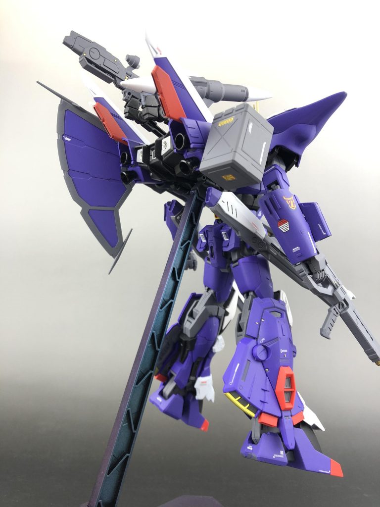 レギュレーションを遵守し、背部はストライカーパックの各種接続が可能。今回はベースがオオトリ装備のルージュなのでオオトリを改造してます。