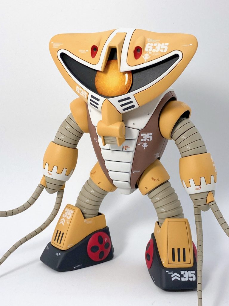 旧キットの商品写真の印象をベースに、クドさを抑えて清潔感のある明るめなカラーを目指しました(思ってた茶色がなかなか出せなくて、5回も塗り直してしまった……)。灰色はキット箱絵や説明書ではブルーグレー風味ですが、周りと色がケンカしないよう大人しい色に調節しています。ヒートロッドの軸受け部の塗り分けの有無や手首が白かグレーかなど、旧キットでも箱絵や商品写真・スケーリングによって揺れがあって弱りましたが、当時のいわゆるリアル画稿に準じました。