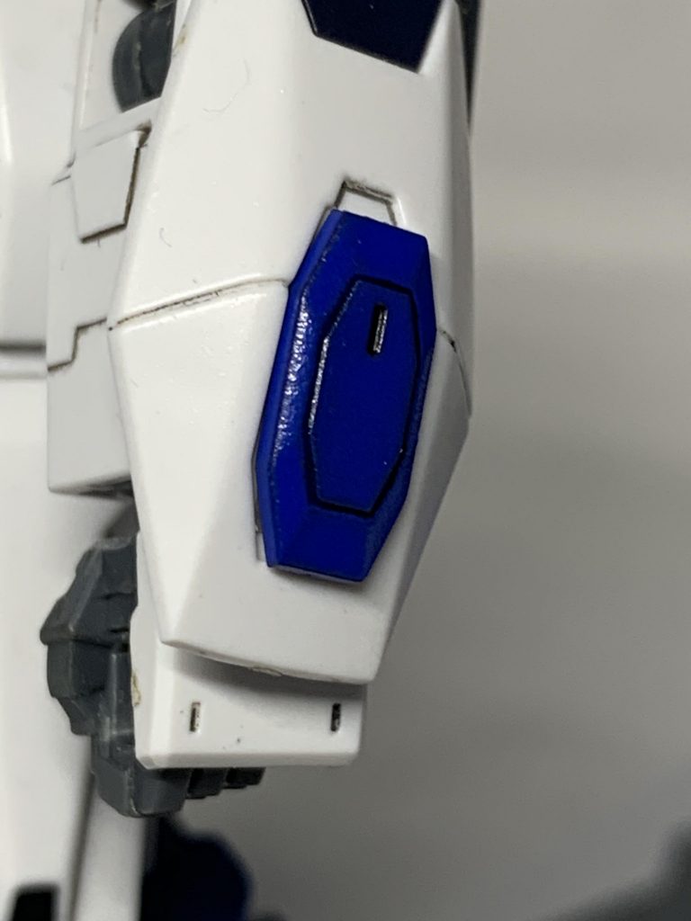 腕部にはストフリのビームシールド発生のやつをつけてます。ここの部分はMr.カラーのコバルトブルーで塗りましたが、初めてにしてはなかなか上手くいって嬉しいです。
