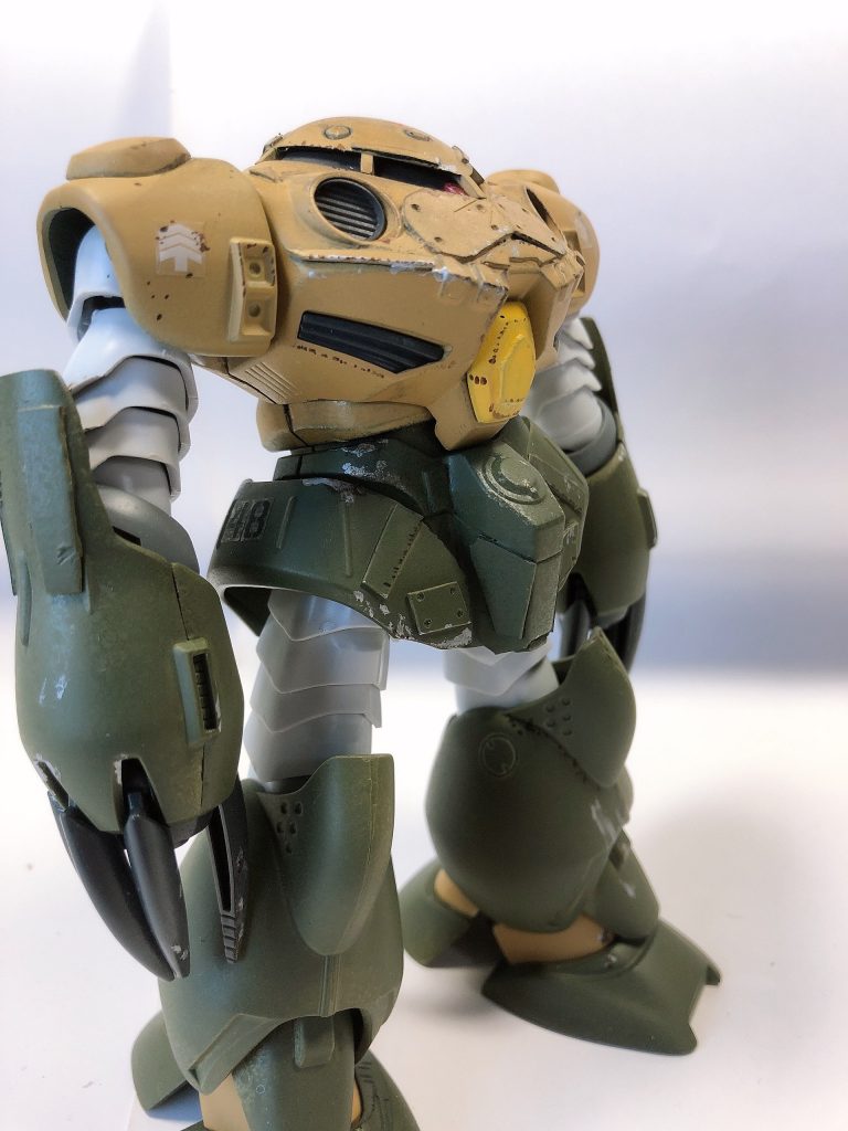 ベースはズゴックEで名無しのエースパイロットが一年戦争後も改修し続けた機体という設定ということで追加装甲とカラーリングで専用機ぽくっ仕上げてみました。その為階級章は大尉のマークをつけてます