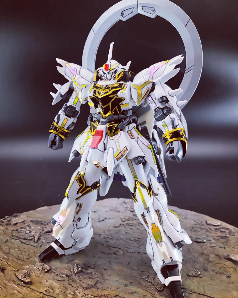 フロント。ベースとしてヴァイスシナンジュ、素材としてスターゲイザー、ルナゲイザー、バックパック接続にプチッガイのストライカージョイントを使用しました。後ビルドハンドL。両ゲイザーのホロシールを身体中に使用しています。