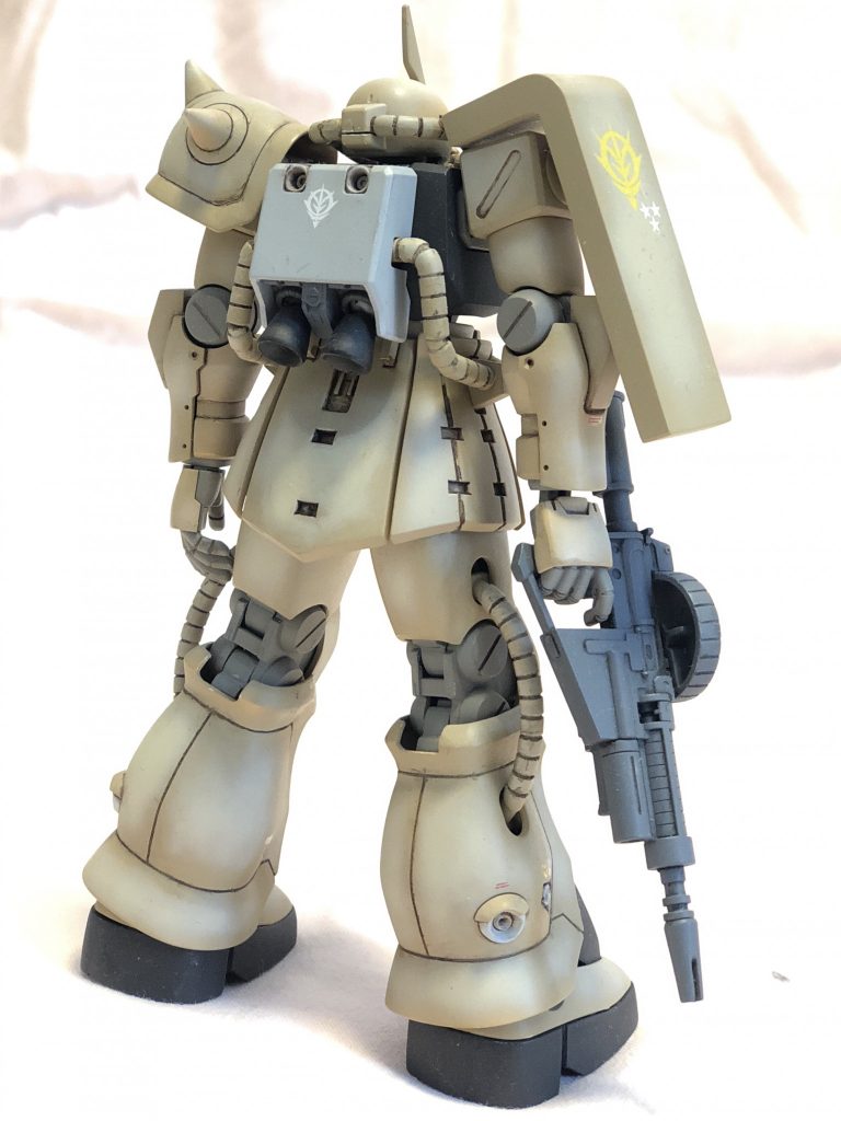 バックショットです。関節はなんか暖色系グレーっぽい色をテキトーに作って塗りました。当時、こういう関節色が流行ってたんです。模型フィニッシャーの岡プロあたりがよく使ってたと思います。