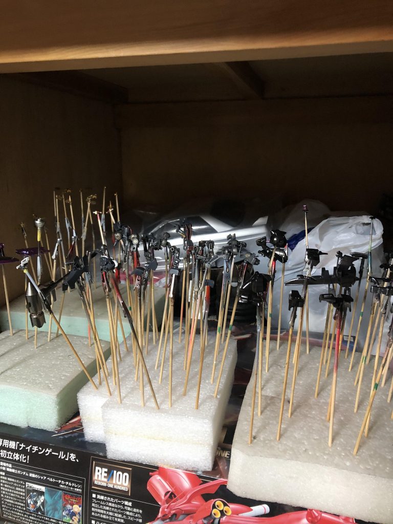 全パーツ乾燥中 空気が乾燥してる今の時期は最高の塗装が出来て大好きです。黒 GXウィノーブラック+メタルブラック紫 GXメタルパープル ハンマーはスターブライトアイアン