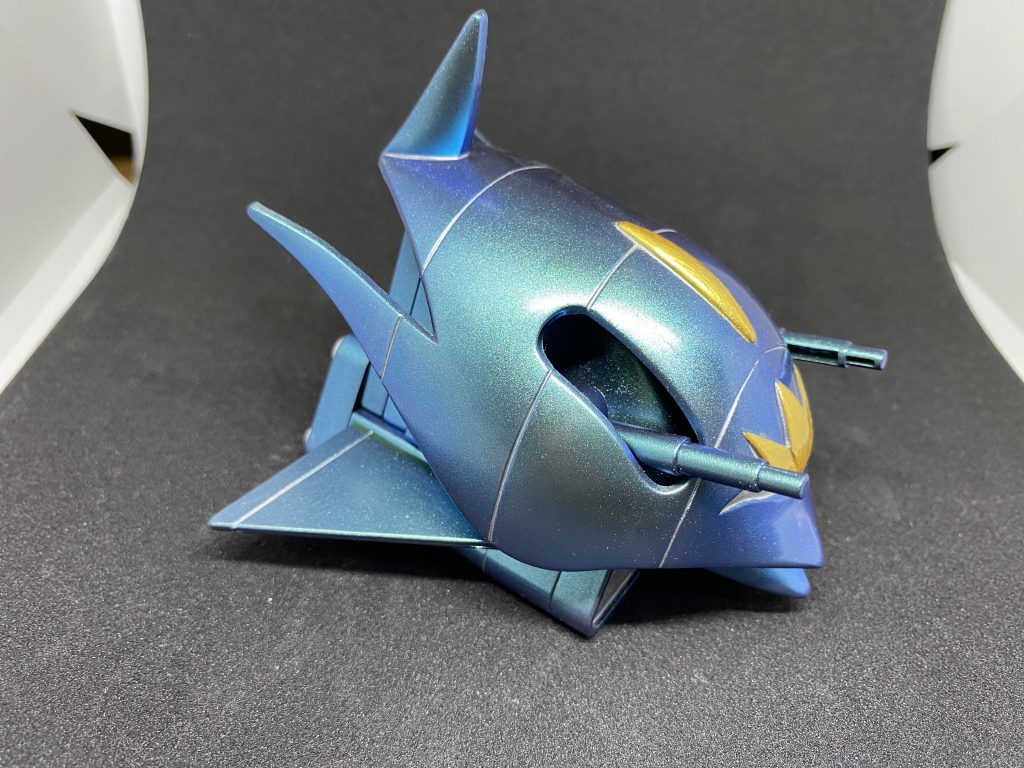 メインカラーはプラズマメタリックターコイズグリーンライトブルーをエアブラシで塗装。サブカラーの銀は4アーティストマーカーのシルバー、金はグロリアスゴールドを筆塗りしました。