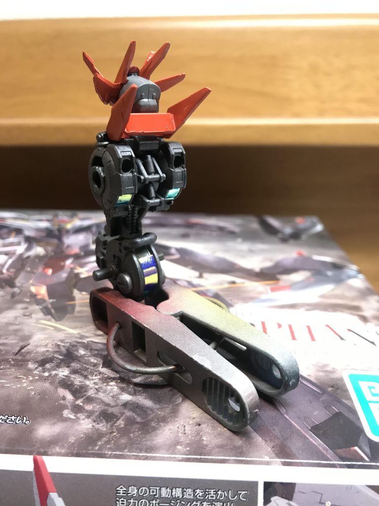 厄災戦と呼ばれるモビルアーマーとの戦いに疲弊しきっていた軍は、今まで成功し得なかったエイハブリアクター3機の直列接続を研究者達に命じた。悪魔の名を冠する35番目のガンダムフレームを開発する為にトリプルリアクター方式を採用した実証実験機。ASWG-T0035のコードネーム、それがこのグレイゴーストである。特殊な中継器を用いてトリプルリアクターを実現。更にリアクター三機搭載のため、必然的に脚部の関節を強化せざるを得なくなり、脚部が他のガンダムフレームより大型化を余儀なくされた。軍の要求する性能の3倍以上を有するこの機体は、何故か結果的に悪魔の名を冠する事は許されず、データー上存在しない機体となっている。