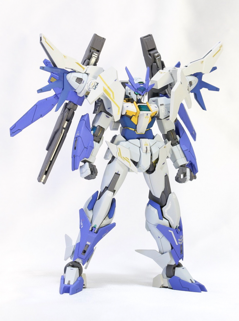 太腿と腰両端のパーツは通常ダブルオーのパーツに差し替え、上半身-下半身のバランスを自分好みに変更。ハンドパーツも通常ダブルオー。プラ板関係は首の延長、GNドライヴ周りとアームドウィングバインダー(メビウス武装)の肉抜き穴塞ぎ、ストフリ翼風ディテールアップのみ。