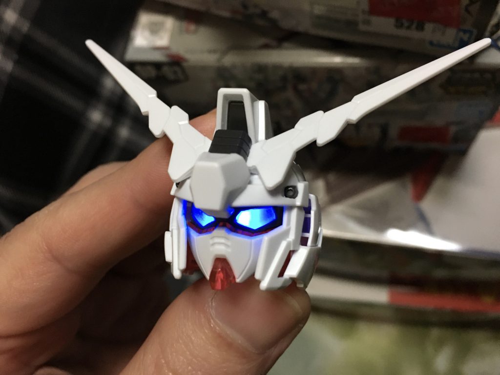 瞳を光らせたかったのですが、光を透過しないパーツだったのでクリアレジンにて複製しました。発光にはミライト316の青を使用しています。