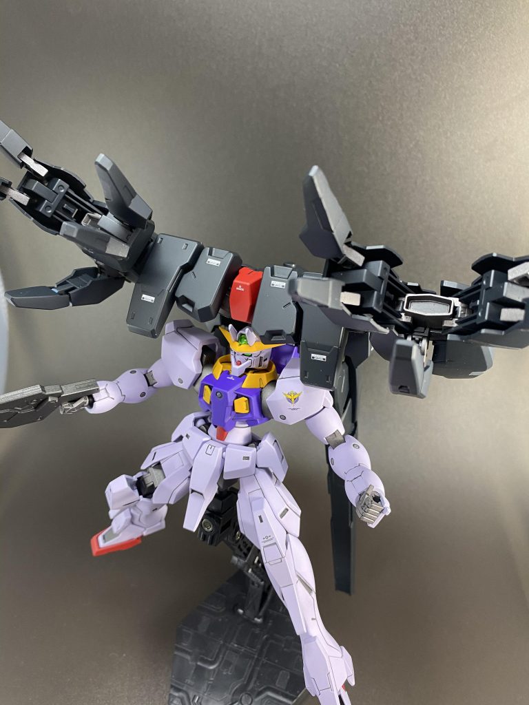 セラヴィーⅡの方にパテやプラ板、セラヴィーのパーツを組み込んだ結果、素組みと比較してかなり重くなってます。。。半変形でトーテムポールガンダムみたいにも出来ますが、重過ぎて自立どころかアクションベースも耐えられませんでした。