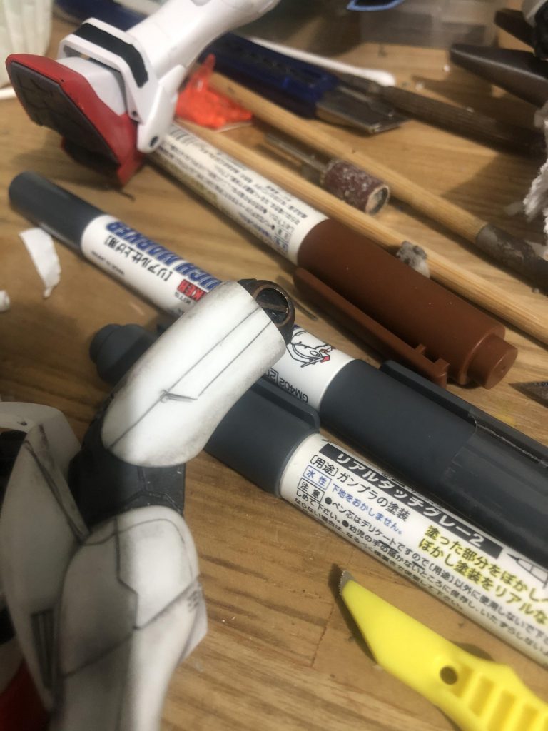 太ももは合わせ目が目立つのでスジ彫りを追加してモールドっぽく