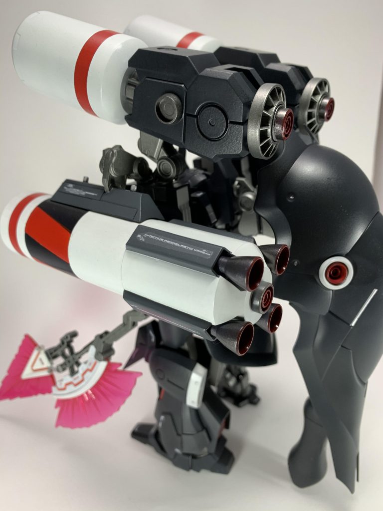 肩周りの武装は元々あったものたちを加工したり配置を変えてまとめました。クシャトリヤといえば大きなバインダーですが何かもったいない気がして一枚だけ…しかも積んでる通常のクシャトリヤのバインダーと交換してみたり。使わなかったバインダーはそのうち通常クシャトリヤで五枚羽を考えています。だだのバインダーだけだと味気ないので隠しアームを2つくっつけて隠しバズーカにしてみました。