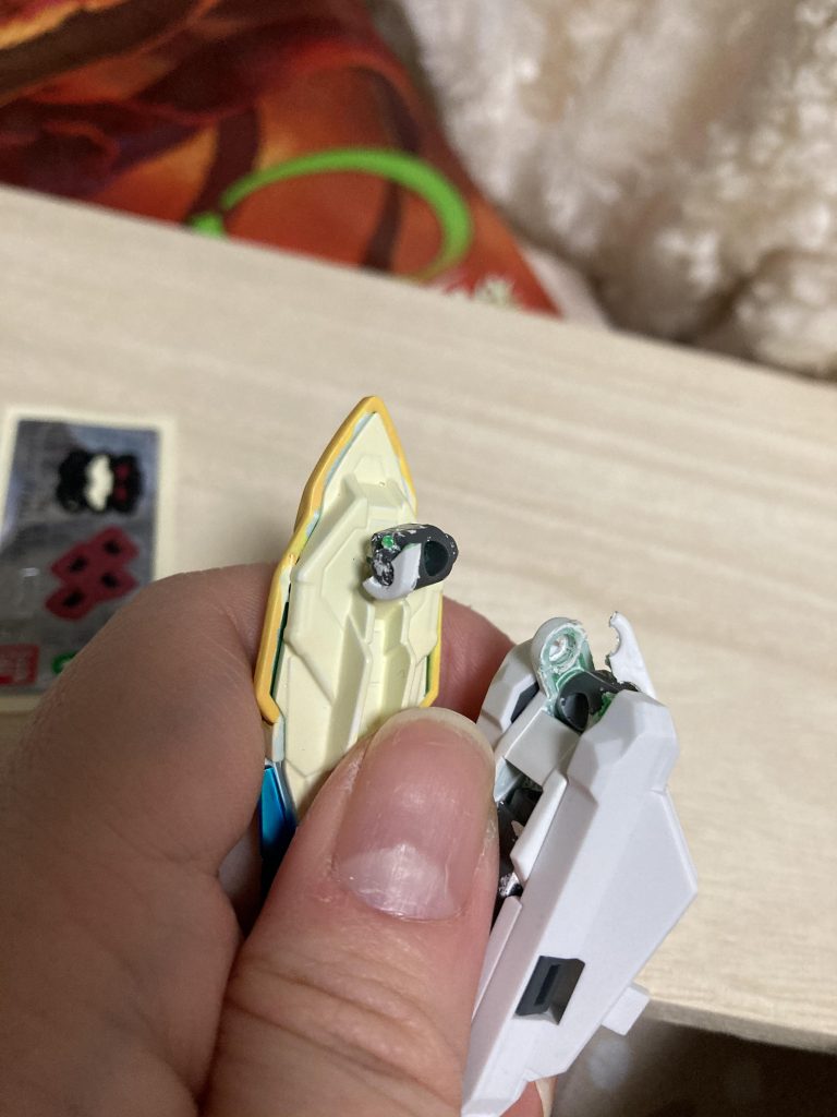 ジョイントパーツが砕け散りました😭ミモザちゃんにバインダーないの不思議に思ったかもしれないですがこういう理由です…後々パーツ注文してつけてあげようと思います…