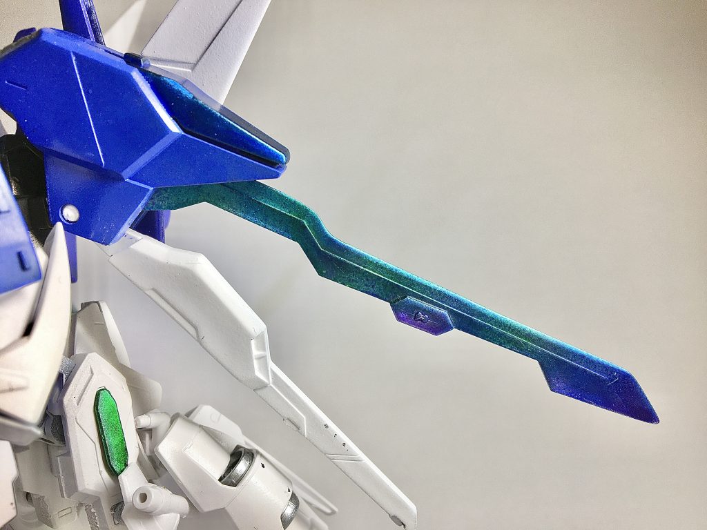 グリッターブレードのウイング部分はスターブライトシルバーの上からクリアブルー、クリアグリーン、クリアパープルを重ねて吹きました。非常に鮮やかな仕上がりとなり個人的にも気に入っています。 