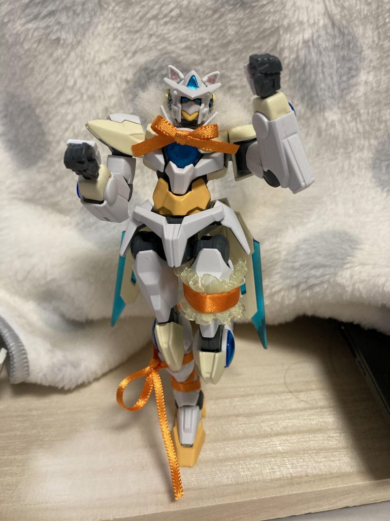 というわけで改めて。ペルシャ猫のミモザちゃん。男の子(男の娘)です。誕生日は12/30。名前はミモザ(フサアカシア)の花から。ふわふわかわいい黄色い花をこの子のイメージと重ねました。引き取った当時は女の子だと思って育てていたら、後々男の子であることが判明。しかし当の本人が可愛らしいもの大好きでその現状を全く気にせず、それを見たママも「やっぱりウチの子はかわええわぁ…」となってそのまま育てたので立派な男の娘に育ちました。だってかわいいんだから仕方ない。