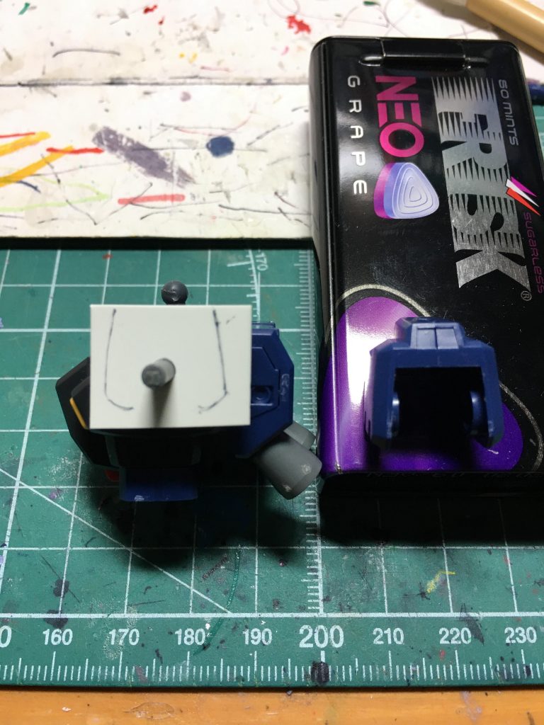 ヘイズル改から本体の工作方法は既に確立しているので、改めてご説明していきます。 肩アーマーは普通に組んだ状態で、3mm穴を開けたプラ板を軸に通してアウトラインを写します。こうして位置合わせが完了したら、肩アーマーの内部を削り、肩関節のアーマー取付用の凸を削り取ります。最後は前後で接着し、側面をプラ板でふさいで独立化させます。 文面に書き起こすとめんどくさそうですが、それほど難しくはありません。後ハメ加工はアーマーの受け側をC字に切り欠くのが定番化されているようですが、可動の渋さを気にしなくて済むので僕はこちらにしてます。