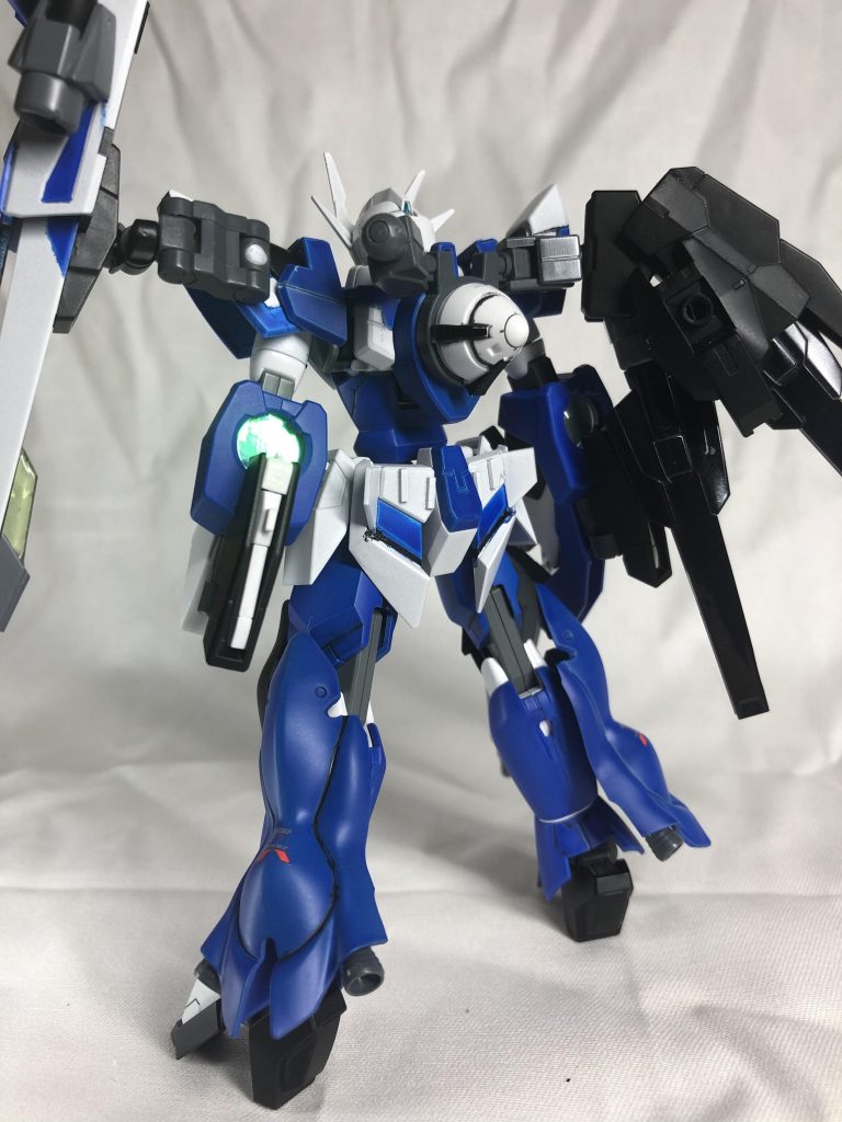 リボーンズガンダムからファングを流用している他、脚部にはシナンジュのバーニア、膝にも新規で装甲を追加。ビームサーベルは肘に収納位置を変更。