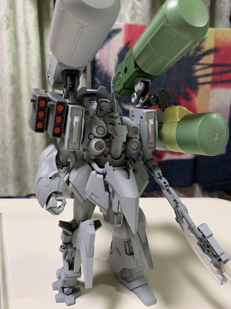 初期のサフ状態です。この頃は今みたいなカラーリングにする予定はなかったのですが色替えして逆によかったと思っています。実は調色でよもぎ色をミスって『もうこの際イメチェンしてやる!』ってなっただけなんですが笑でも自分では良くできたと思いますし頑張ったかいのある作品になりました。