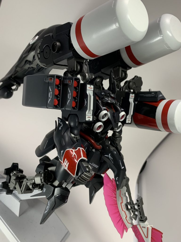 初めてデカールに手を出してみたんですが貼るのが楽しくてたくさん使ってみました。デカールの映え方にはびっくりです!フロントスカートにはマリーダさんの012を。エングレービング塗装も初でしたがきれいに塗れたと思います。