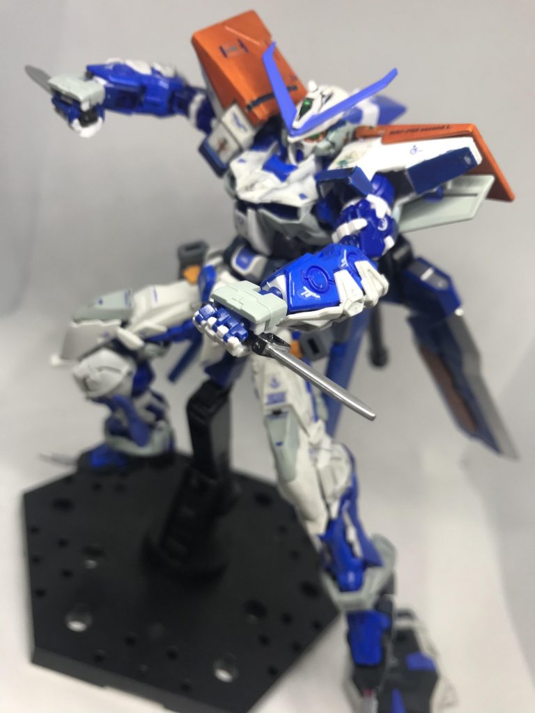 アーマーシュナイダー2種を展開。太腿部パーツをピンバイスで開口して、セカンドLのパーツを取り付け可能にしました。また、朝のアーマーシュナイダーのギミックは、つま先にサーベルの発生部を取り付けることで飛び出しナイフのようにしました。