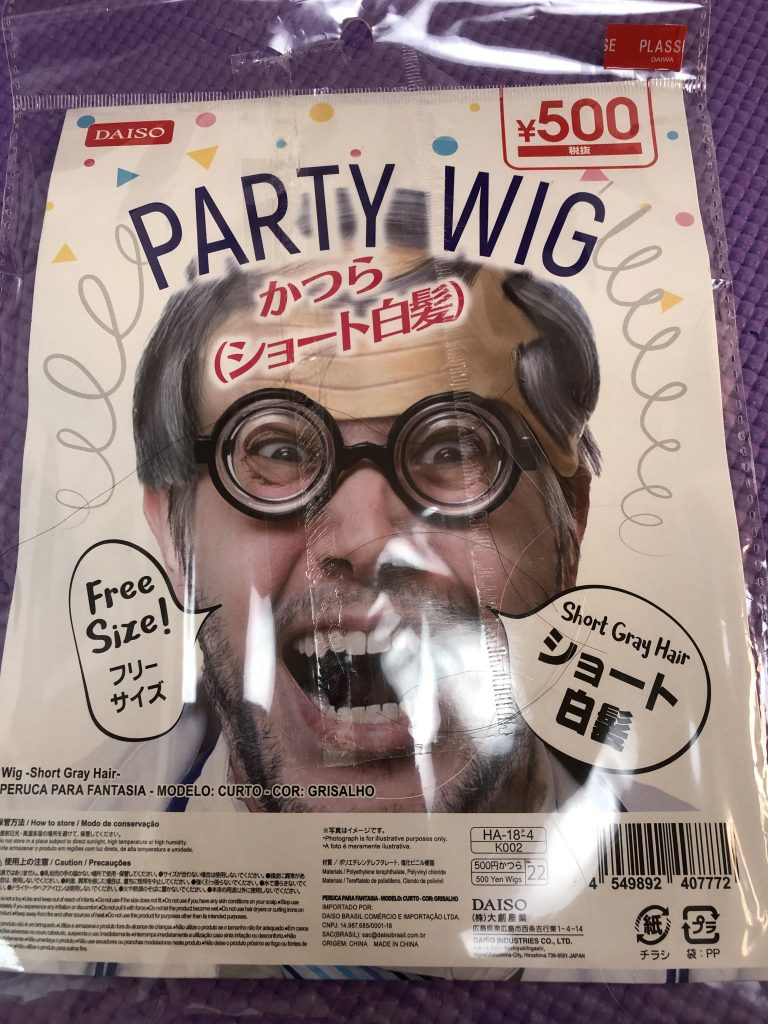 髪はダイソーのカツラです。買うときに店員にめっちゃ笑われるので注意してください。泣きました。