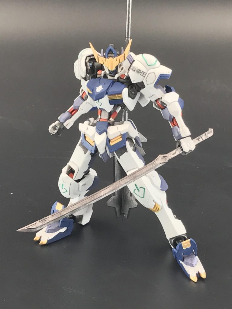 突然工作をしてみようと思い立ち、胴体の延長、一部ヤスリによるシャープ化、爪先をパテでの肉抜き埋め、前腕の合わせ目消し等してみました。ガンダムマーカー で部分塗装して、つや消し吹いて完成です！✊