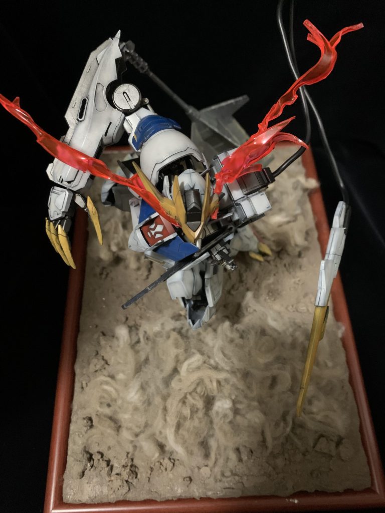 実はほとんど壊してないです(笑)胸と腕のパーツの間に斧を刺してあるだけです。爪部分はランナーを加工して伸ばしてあります。