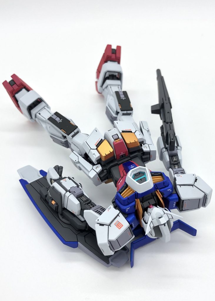 上から素組、サフ、完成後の比較画像です。この角度から撮った時が比較画像として1番しっくりきました。