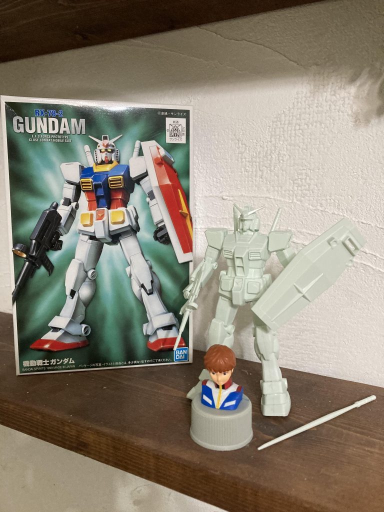 そのままだと顔が浮いてしまうのでクドイ位な濃い目ウェザリングとアニメ劇場版イラスト風にホワイトハイライトを強調しました。