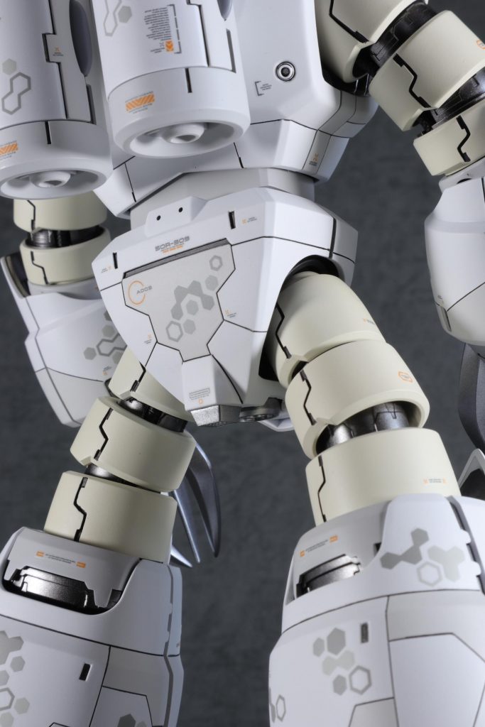 上腕、大腿部のパーツは初めグレー系にしたのですがハマりすぎの感がありインテリアカラー (ガイア)で再塗装