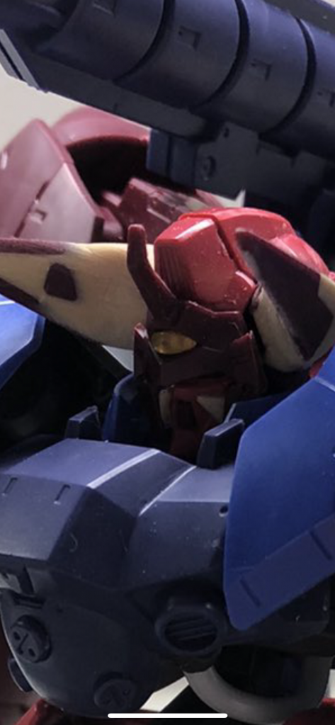 顔は牙みたいなのをパテで盛って大きくして角を切ってパテで前に向けてます。分かりづらいですが真ん中の黄色いクリアのパーツは真ん中に切れ目を入れて1つ目みたいにしてます。