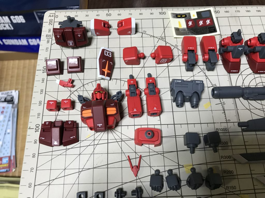 本来はトップコートを吹いてから組むのですが、テンションが続かないので、動体だけ組んでみたり。