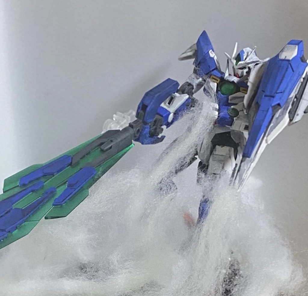 足元が空いたので綿を使って雲の演出をつけ、背景を白にして撮りました。　