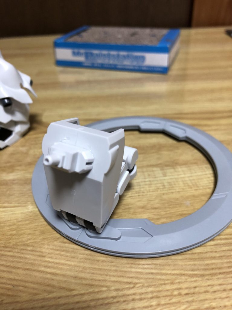 リュミエールユニット本来のピンは切除、プチッガイのジョイントを接着しました。この両サイドにルナゲイザーのウイングも設置しています。