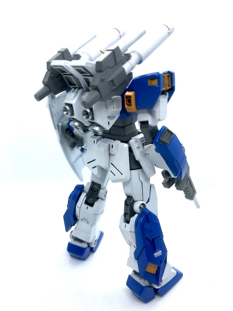 デカールで派手にするのは好きでは無いので少なめ