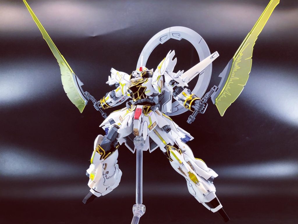 武器は携行しているビームアックス×2、こめかみのバルカンとリュミエールの光輪のみ、あとは肉弾戦を用います。