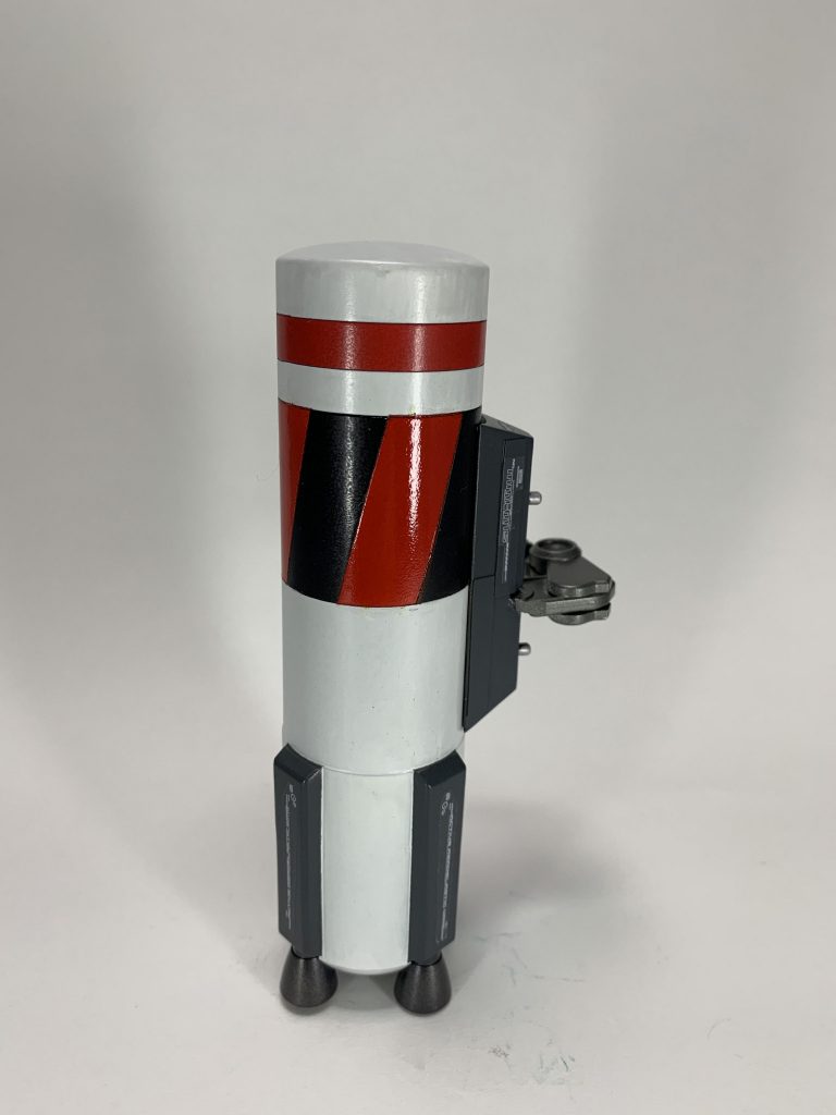 プロペラントタンクはミサイルっぽく筋彫りと色分けしてみました。ミサイルホルダーはプラ板とプラ板棒で自作しました。