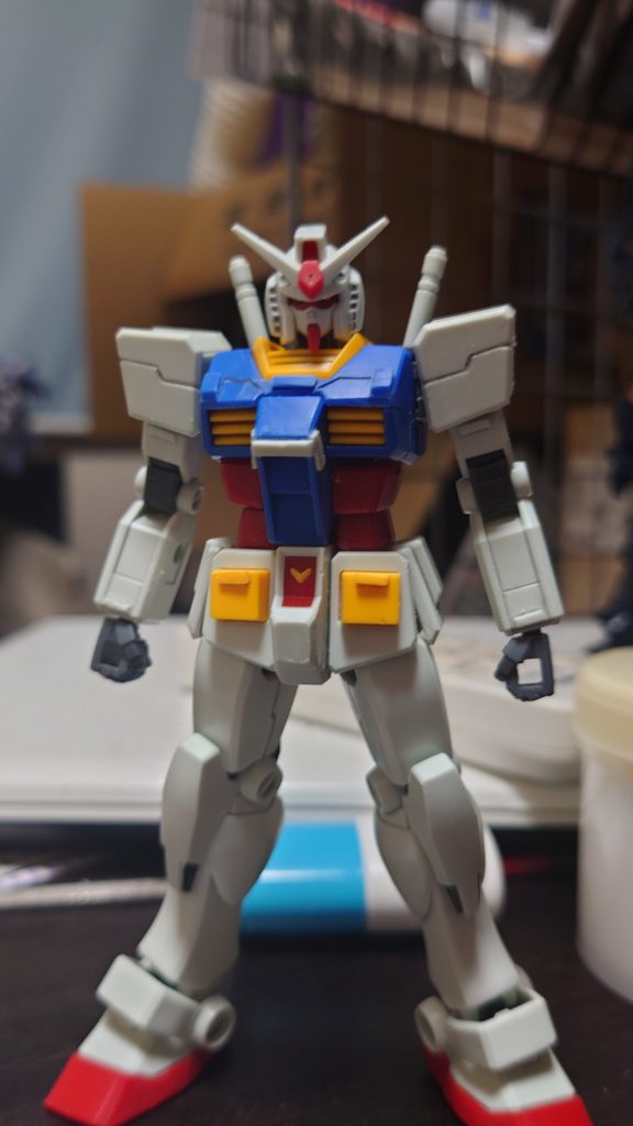 主に各色のランナータグで延長したりディテール入れてみたりしてます。手の甲も白のランナータグから作っております。