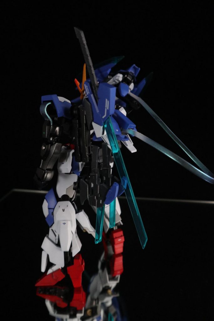 それなりにいろんなパーツを使用。ガンダムなんですけどヴァルキュリアフレームをメインにしてます。軽量高機動というところに惹かれました。ただ、扱い辛く流行らないという過去の経緯から足をマッシブな感じにして安定させようと。ズバリほぼムーンガンダムのまんまです。海老川ガンダムっぽさを目指してたので大変失礼なのですが刑部ディテールは削り落としたり埋めたり置き換えてみたり。HGガンダムフレームの「ハ」の字スタイルと胸部可動の緩さが好きでは無いのでミキシング改修してます。↓武装紹介。