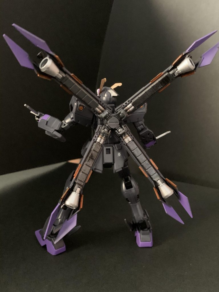 前&後背部スラスターのカラーリングは好みで決めた。他の方の作例で色んな解釈があって際立つ部分ですね!