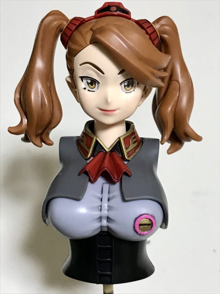 顔は先日のはいぱーギャン子と同じ仕上げです。メラミンスポンジでツヤを整えた後に、唇と頬をリアルタッチマーカーのピンク1で、まつ毛をグレー3で塗りました。眼はクリアパーツ使用です。えりのエングレービングは今回はシールを使わずガンマカのゴールドで塗りました。拡散ビーム砲は… 迷走の末、最終的にはこの写真とは別の色になりました。