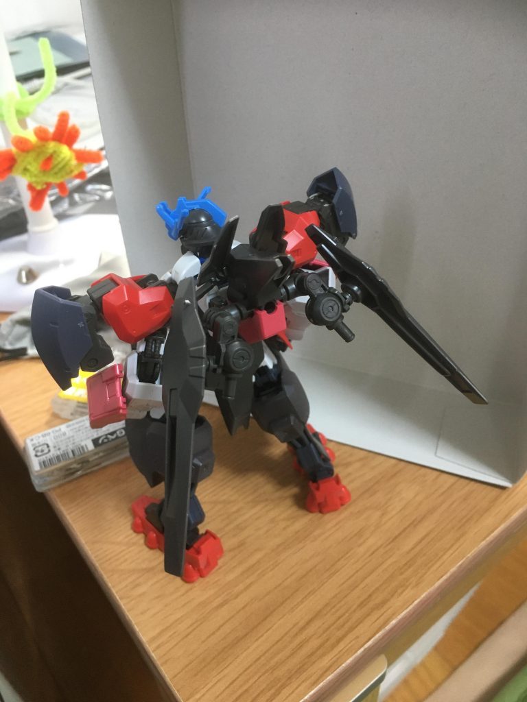 今は亡きヴィダールのバインダー？(羽？)は裏をパテで埋めようとして失敗。頭の二の舞に…