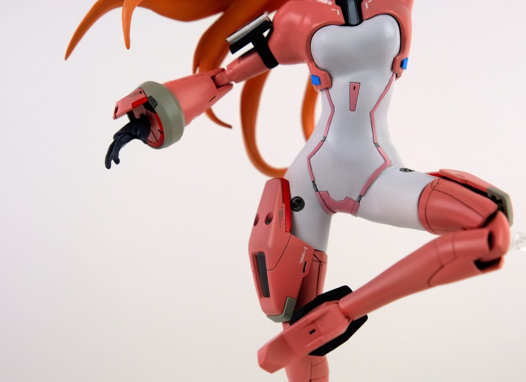 下半身正面スーツのピンクの細い線の部分はパテで作っています。