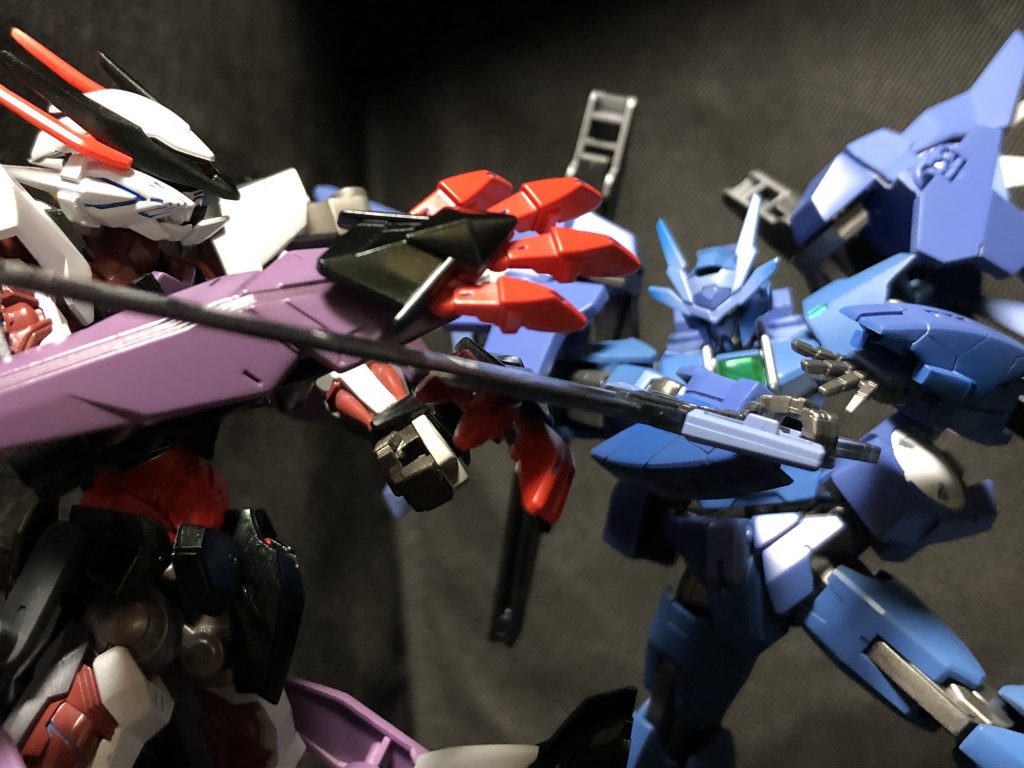 前に作ったロードアストレイと鍔迫り合いです、二つともいいキットですよね〜