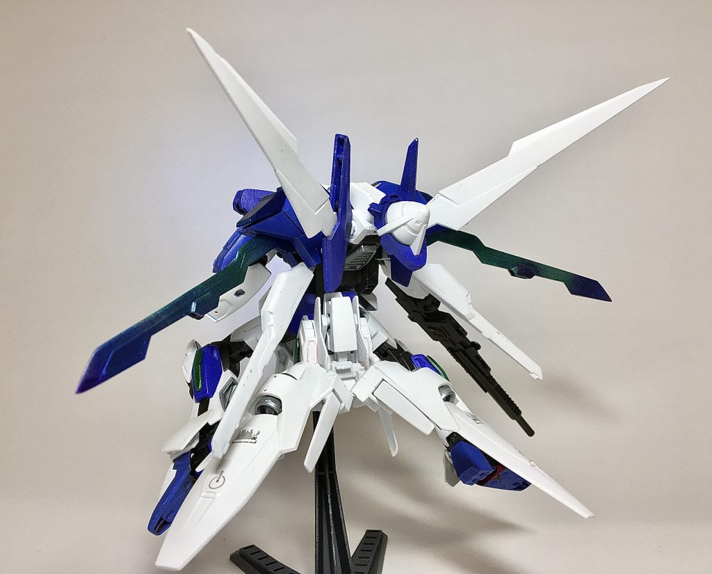 バックショット上半身と下半身に合わせて6つのウイングパーツを搭載した超高機動型となっています。作者は勝手に6枚羽根って呼ばれたら嬉しいなと思っていたり。。。(笑) 