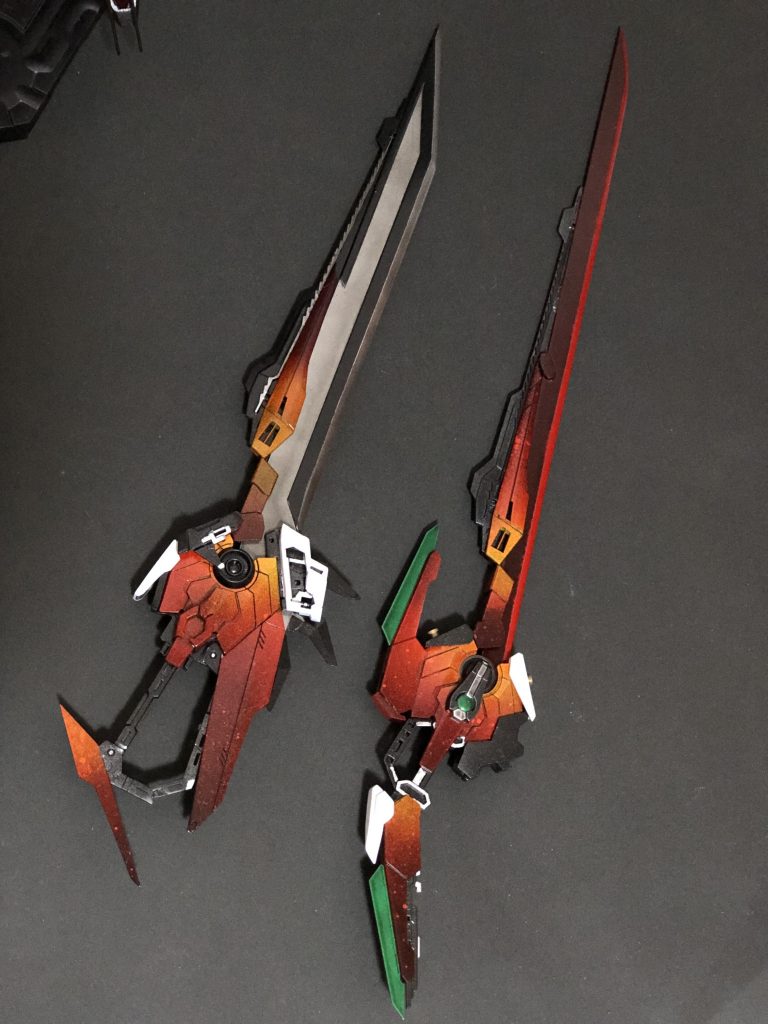 主要武装は大剣・斬王丸と長刀・斬皇丸の双振りのみとなっており、ここに炎を合わせた魔剣士スタイルで戦う機体です。 