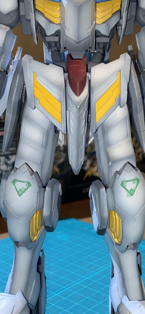 デカールもついているんですがこの辺はエナメル塗料クリアグリーンを流し込みました。